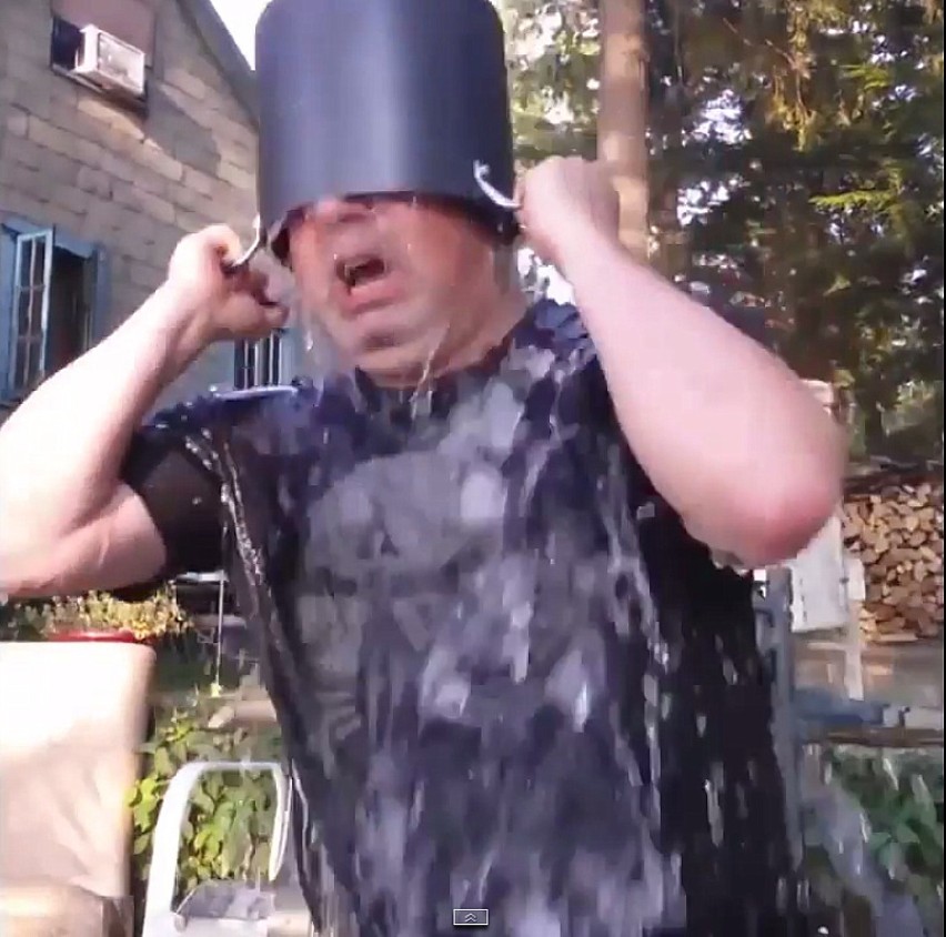 Wpadki podczas Ice Bucket Challenge - Im się to nie udało [WIDEO]