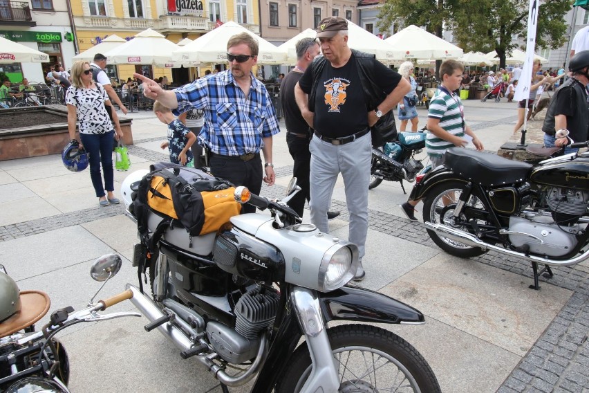 SHL-ki, junaki, simsony. Trwa 12. Świętokrzyski Zlot Motocykli SHL i Pojazdów Zabytkowych w Kielcach