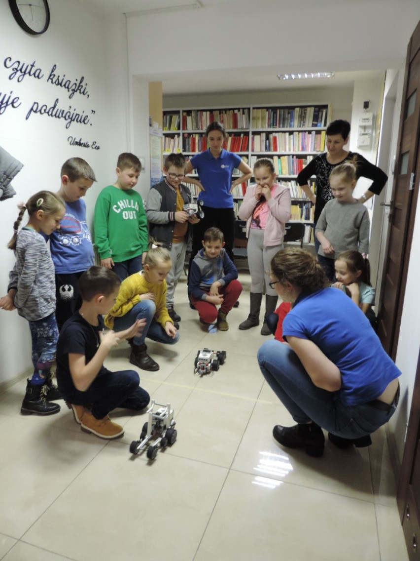 Misja robotyka w Bibliotece w Kuźnicy. Dzieci uczyły się programowania (zdjęcia)