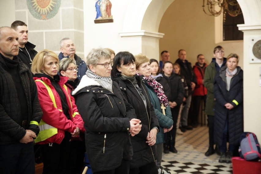 Lublin. Przeszła 8. Ekstremalna Droga Krzyżowa. Pątnicy po zmroku zmierzyli się ze szlakiem. ZOBACZ ZDJĘCIA 