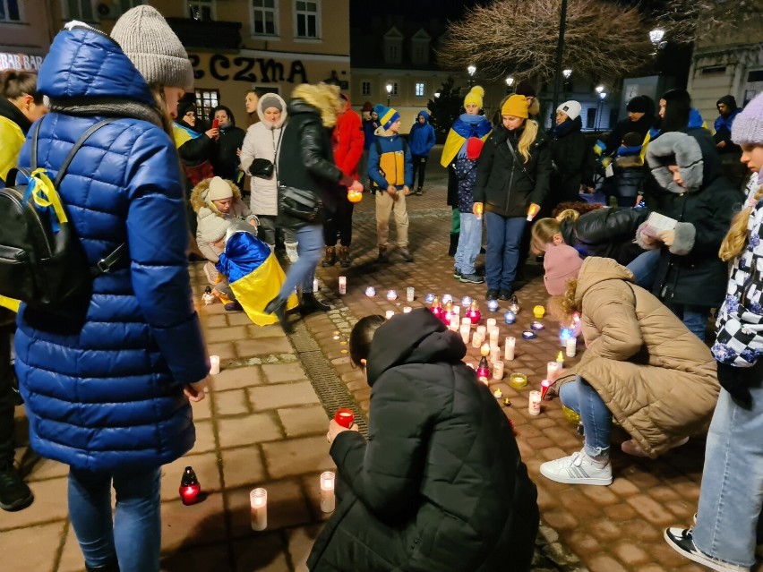 W Sanoku zapalono „Światełko pokoju dla Ukrainy”. Bolesna rocznica wybuchu wojny [ZDJĘCIA, WIDEO]