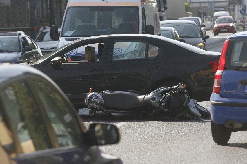 Wypadek motocyklisty w Legnicy (ZDJĘCIA)