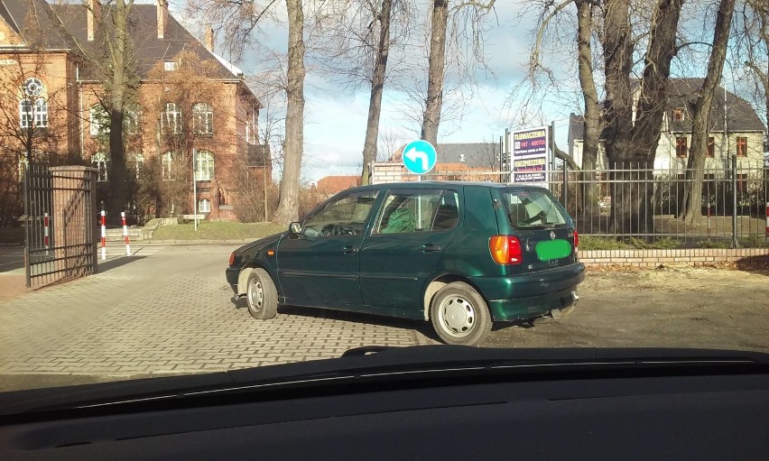 Rawicz. Oto "mistrzowie parkowania" z naszych okolic w akcji. Tak nigdy nie parkuj! [ZDJĘCIA]