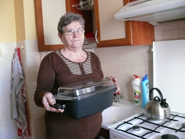 Wiesława Kostka z Bełchatowa mówi, że czuje się oszukana. Poszła na pokaz do bełchatowskiej restauracji z ciekawości. W prezencie, jak zapewniali organizatorzy, dostała brytfannę. Dziś musi zapłacić za nią 1.500 złotych