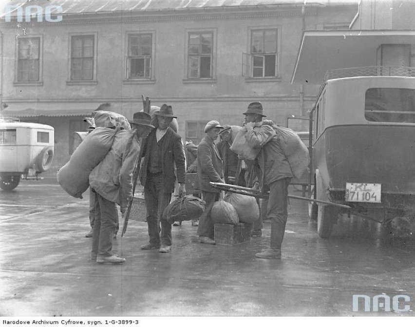 Dworzec autobusowy na pl. św. Ducha, rok 1929.