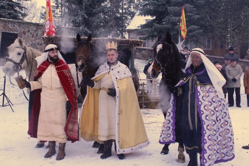 Orszak Trzech Króli w Wiżajnach. Uliczne jasełka zgromadziły wiernych [Zdjęcia] 