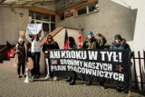 Nie dostali wypłaty. Pracownicy hostelu w Bydgoszczy protestowali przed inspekcją pracy [zdjęcia i wideo]