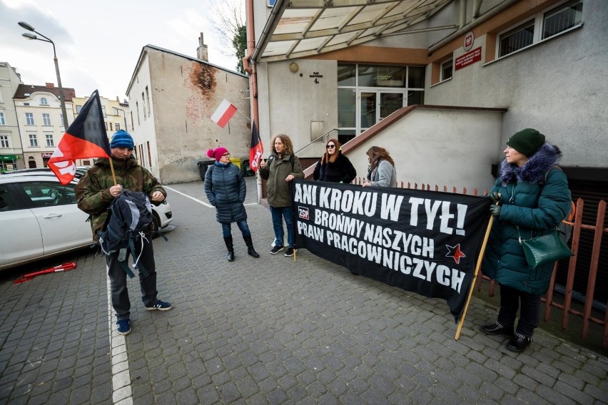 Jest grupa byłych pracowników hostelu, która twierdzi, że...