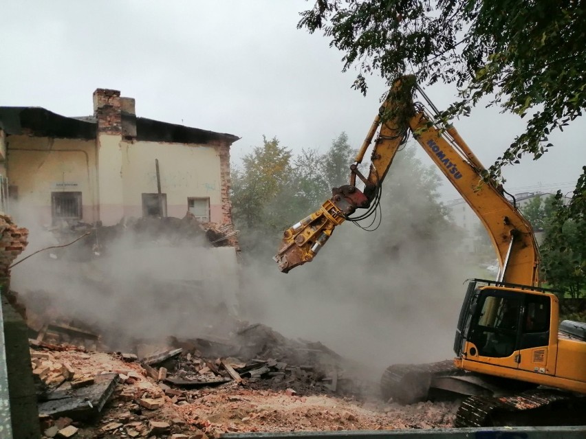 Wyburzają budynek dworcowy na wieluńskim "Giewoncie" ZDJĘCIA, WIDEO