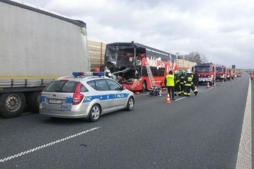 Wypadek Polskiego Busa jadącego w kierunku Łodzi. Jedna osoba nie żyje [ZDJĘCIA,FILM]