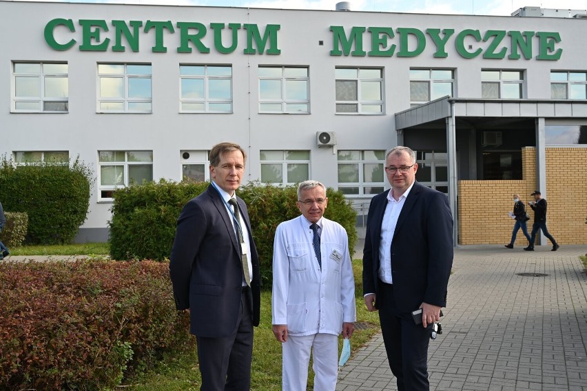 Od lewej prezes PCM Błażej Górczyński, dyrektor do spraw medycznych dr Ryszard Bosacki i starosta Maciej Wasielewski