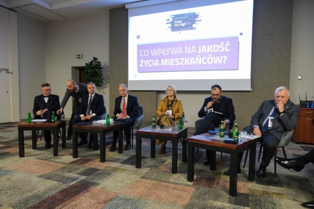 W dniach 19-20 października odbywa się konferencja samorządowa "Czas na regiON". Do Torunia przyjechali goście z całej Polski. Wśród nich m.in. minister ds. samorządu terytorialnego Włodzimierz Tomaszewski czy wojewoda kujawsko-pomorski Mikołaj Bogdanowicz. - To pierwsza i na pewno nie ostatnia taka konferencja – zapewniał Marek Ciesielski, prezes Oddziału Polska Press Grupy w Bydgoszczy.