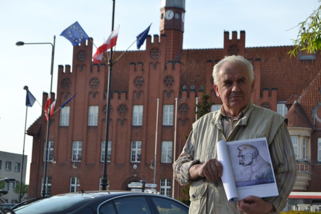 Władysław Lemańczyk pokazuje, jak mogłoby wyglądać popiersie marszałka.