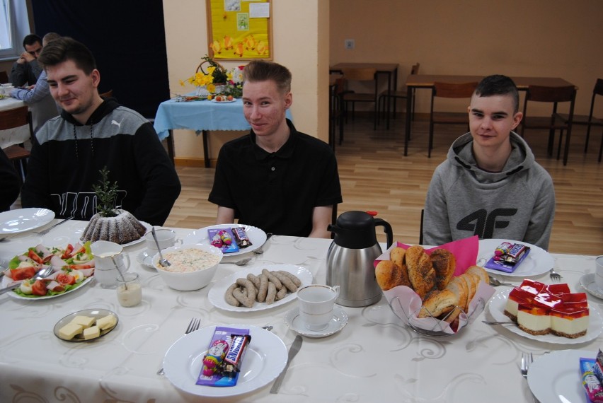  Wielkanocne śniadanie w Ośrodku Szkolenia i Wychowania OHP w Szamocinie.