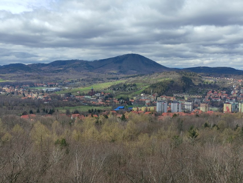 Wieża widokowa na Wzgórzu Gedymina w Szczawnie-Zdroju. Dolnośląski turystyczny hit przyciąga jak magnes i zaprasza na majówkę!