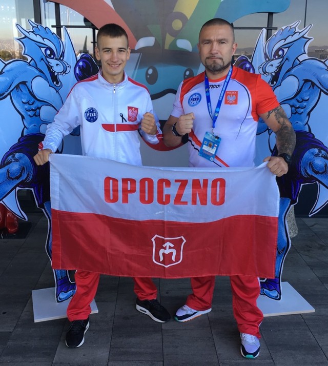Kickbokser z Opoczna Piotr Stępień z trenerem Piotrem Nasulewiczem