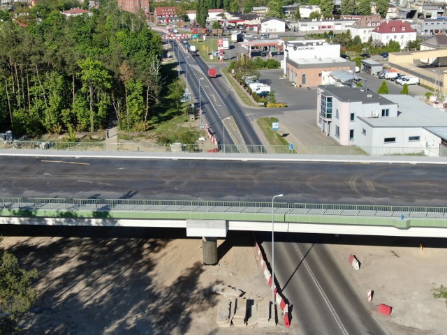 50 milionów złotych miało pierwotnie kosztować wybudowanie nowej estakady w Przechowie z całym otoczeniem, rondem, itp. Taka ofertę w przetargu złożyła zwycięska firma Kobylarnia. Ale trochę trwało od ogłoszenia przetargu do podpisania umowy. Ceny materiałów i usług budowlanych, w związku z budową S5, poszybowały w górę i Kobylarnia nie przyjechała na pod[pisanie umowy. Trzeba było ogłaszać nowy przetarg. Tym razem wygrał Strabag, który zaoferował, że podejmie się zadania za prawie 80 mln zł. Firma sprawnie zabrała się do pracy. Tymczasowe rondo, rozbiórka estakady, budowa ronda, potem wzniesienie nowej estakady. Pierwotnie termin zakończenia prac zaplanowano na połowę tego roku. Jeszcze niedawno Strabag zapowiadał, że próba obciążeniowa odbędzie się pod koniec maja.