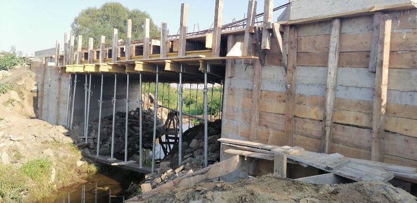 Trwa remont mostu na rzece Młynówka w Kalnikowie [ZDJĘCIA]