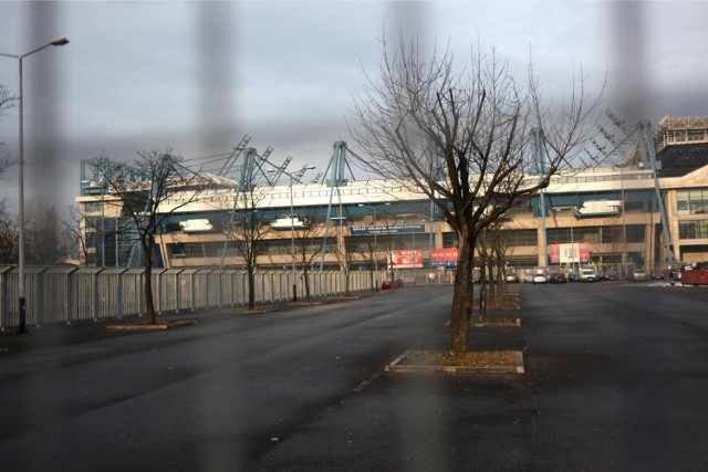 Teren, na którym ma powstać parking dla autokarów stanowi wydzieloną część parkingu południowego (od strony al. 3 Maja) przy Stadionie Miejskim im. Henryka Reymana.