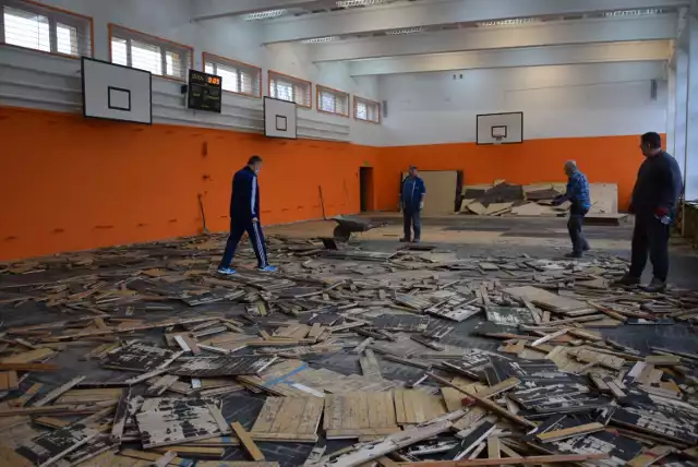 Od demontażu podłogi z lat 70. rozpoczął się remont sali gimnastycznej sępoleńskiego liceum