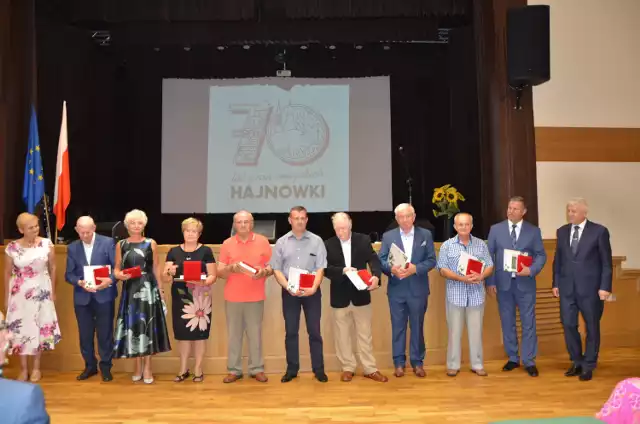 199 osób otrzymało medale na 70-lecie miasta. Burmistrz wręczał je osobiście