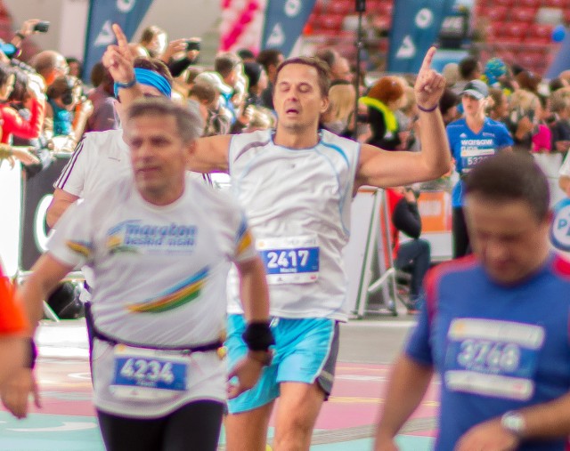 Maciej Domański na mecie 37. Maratonu Warszawskiego