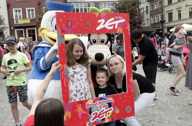 Grudziądzki Rynek główny zamienił się w bajkową krainę, za sprawą ekipy miasteczka Radia Zet. Animatorzy bawili najmłodszych grudziądzan wieloma atrakcjami i postaciami z bajek. Było kolorowo i wesoło.