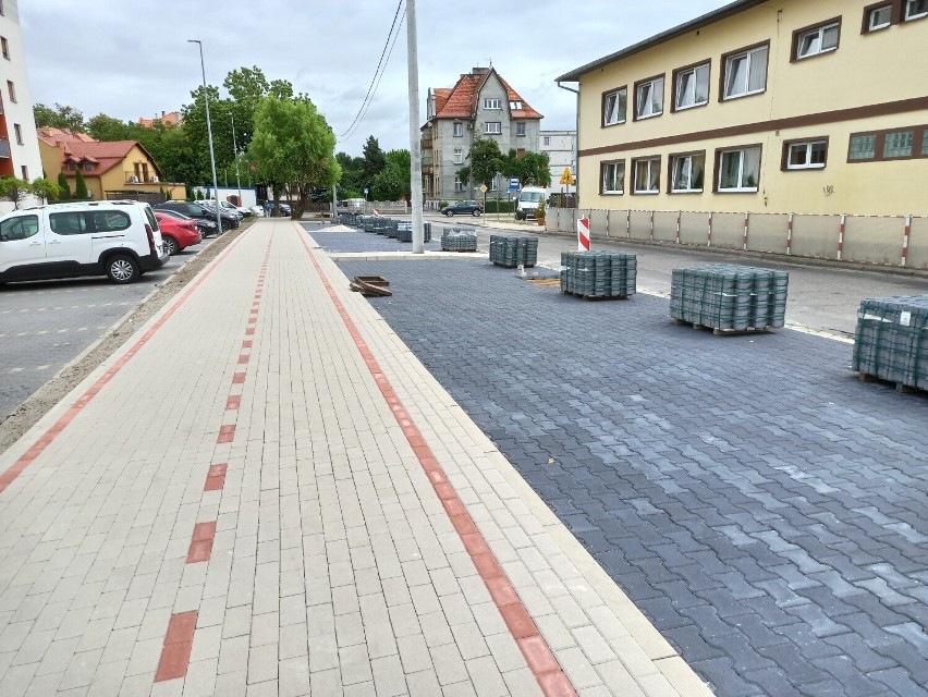 Rawicz. Na ulicy Spokojnej powstaje nowa ścieżka i parking. Co stanie się z obecnymi tam drzewami?