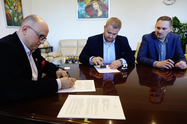 Gmina Bełchatów podpisała umowę na budowę węzła do produkcji betonu, Będzie wykorzystywany na drogach w gminie