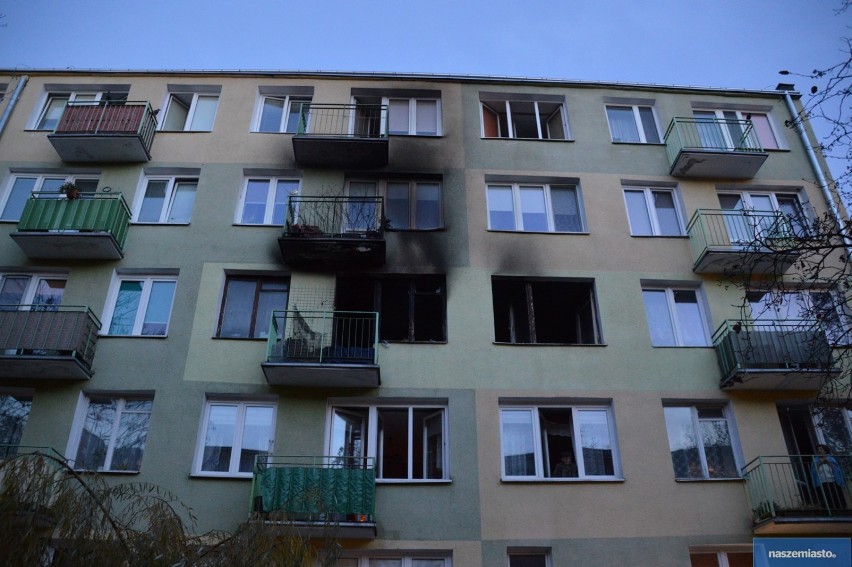 Pożar na ulicy Chemików we Włocławku. Kobieta leżała na klatce [nowe informacje, zdjęcia]
