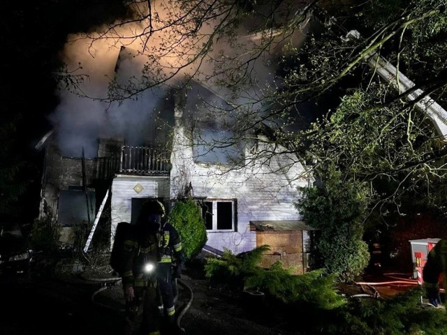 W nocy spłonął dom w gminie Starogard Gdański. Z pożarem walczyło 15 jednostek straży pożarnej