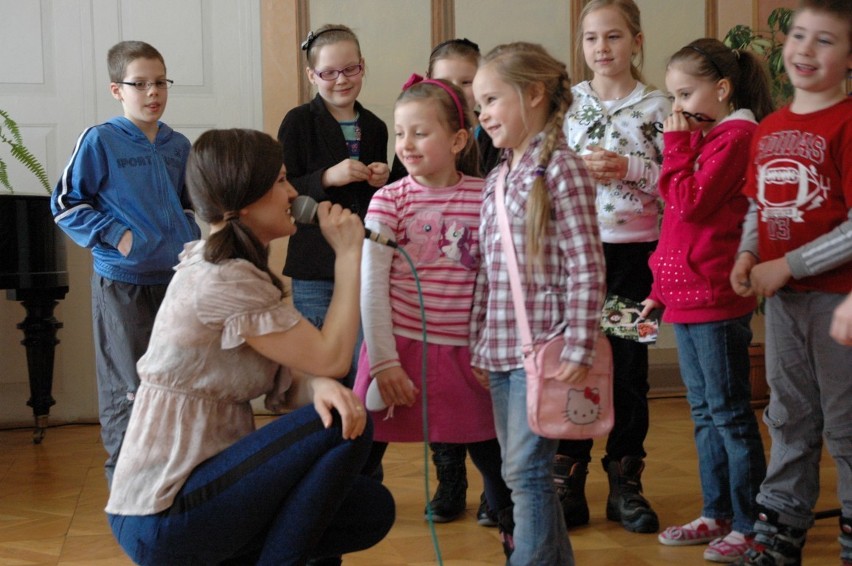 Dzieci śpiewają razem z Weroniką Korthals, czyli ferie w muzeum w Wejherowie