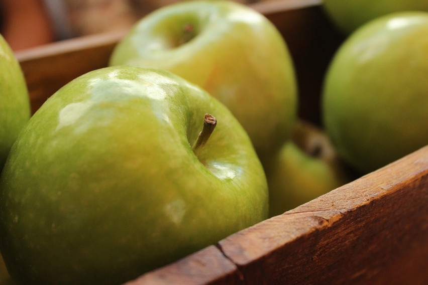 Jabłka zapewniają naturalną fruktozę, węglowodany i błonnik,...