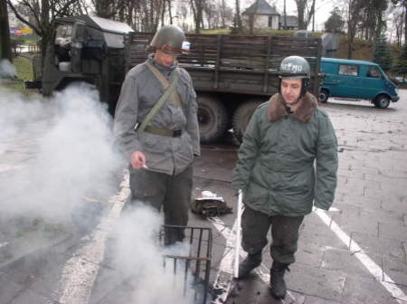 O godzinie 7 rano w Bytowie pojawił się wojskowy punkty kontrolny, identyczny jak 25 lat temu. Na zdjęciu: &quot;funkcjonariusze&quot; Seweryn Witkowski z Lęborka i Marek Matusiewicz z Wydmin.