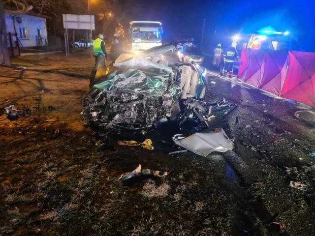Śmiertelny wypadek w Bratoszewicach (gmina Stryków). W wyniku zderzenia dwóch pojazdów osobowych zginęły dwie osoby.