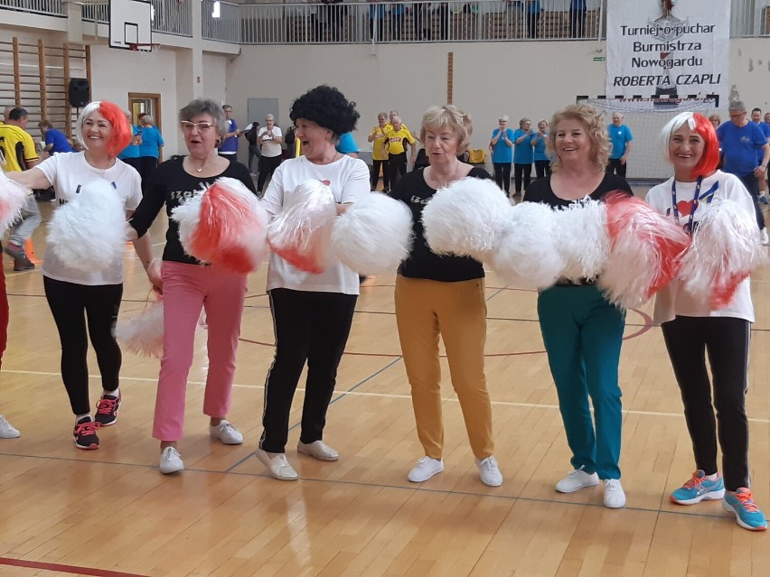 Seniorzy z Goleniowa na podium w Nowogardzie. Dopingowały cheerleaderki