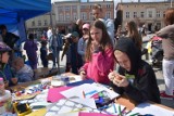 Na Rynku w Wągrowcu zrobiło się kolorowo. Trwa tam wydarzenie MDK i Policji 