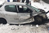 Wypadek w Wodzisławiu Śl. Roztrzaskał się na betonowym słupie. Kierowca walczy o życie [ZDJĘCIA]