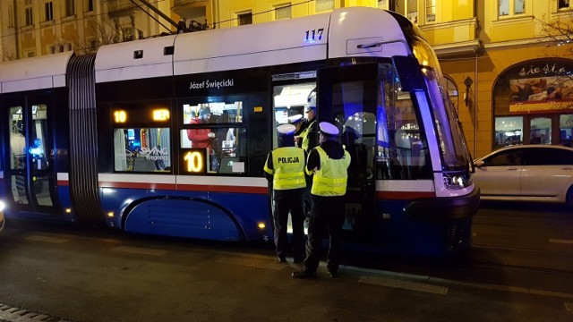 Aktualizacja, godzina 17.36
Ruch tramwajów został przywrócony - podał Zarząd Dróg Miejskich i Komunikacji w Bydgoszczy.

Aktualizacja, godzina 17.30
-&nbsp;Zgłoszenie otrzymaliśmy o godzinie 16.49 - podaje dyżurna oficer Komendy Miejskiej Policji w Bydgoszczy. - Tramwaj w okolicy skrzyżowania ulic Gdańskiej i Chodkiewicza potrącił pieszego poza pasami.
-&nbsp;Pieszy został zabrany do szpitala na badania - dodaje oficer. - Ruch tramwajów w tym miejscu jest wstrzymany.

Linia nr 1 została skierowana do pętli Babia Wieś,
linie nr 2 i 6 od ronda Jagiellonów do pętli Wyścigowa,
linia nr 4 do pętli Rycerska,
linia nr 10 od ronda Jagiellonów do pętli Babia Wieś.

Godzina 17.25
-&nbsp;Linie tramwajów nr 1,2 i 10 są skierowane do pętli Bielawy - podaje Zarząd Dróg Miejskich i Komunikacji w Bydgoszczy.

Pogoda na najbliższe dni:
