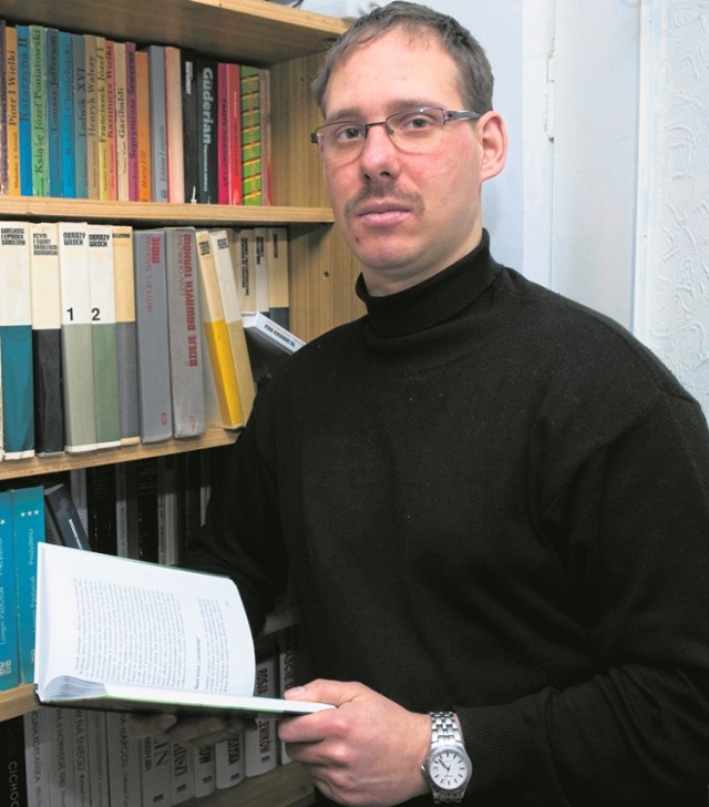 Marcin Serzysko i jego domowa biblioteka