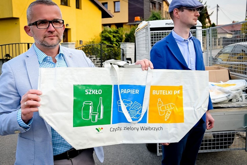 Wałbrzych: Miasto rozdaje wielorazowe torby na odpady. Zastąpią foliowe worki! (ZDJĘCIA i FILM)
