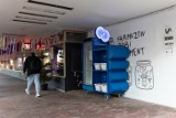 Lodówka społeczna stanęła przy ulicy Sienkiewicza w Kielcach. Możesz zostawić lub wziąć jedzenie
