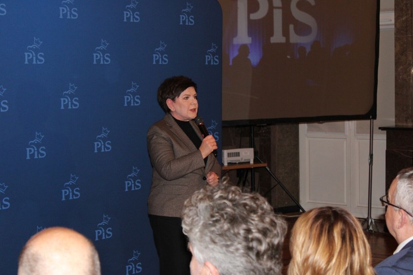 Beata Szydło w Kielcach. Spotkała się z mieszkańcami i politykami. Prosiła o ocenę dotychczasowych rządów i dalsze oczekiwania. Zdjęcia