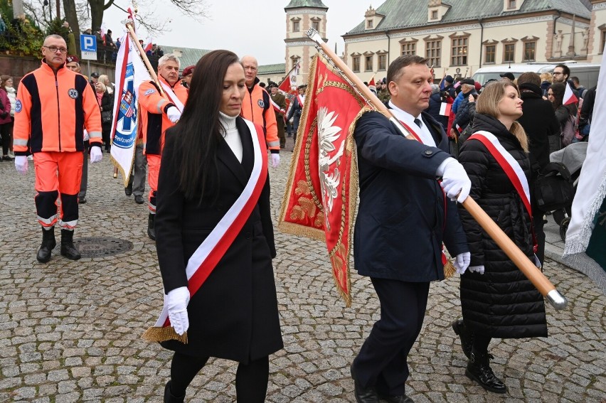 Wielkie tłumy na marszu przed pomnik marszałka Józefa Piłsudskiego. Wojewódzkie Obchody Narodowego Święta Niepodległości 2023 w Kielcach