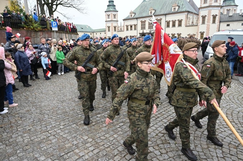 Wielkie tłumy na marszu przed pomnik marszałka Józefa Piłsudskiego. Wojewódzkie Obchody Narodowego Święta Niepodległości 2023 w Kielcach