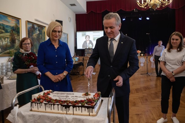 Zakończenie roku akademickiego Uniwersytetu Trzeciego Wieku w Pińczowie. Przy okolicznościowym torcie wicemarszałek województwa świętokrzyskiego Renata Janik i burmistrz Pińczowa Włodzimierz Badurak.