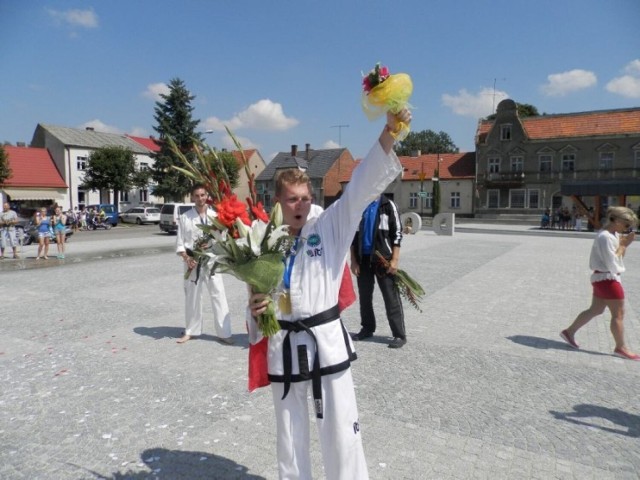 Rok 2014: Jakub Furmanowski powitany przez mieszkańców Dolska po powrocie ze zwycięskich Mistrzostw Świata taekwondo ITF do lat 18 (waga 65 kg).