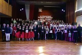 W Olkuszu zatańczyli poloneza. Odbył się IX Powiatowy Konkurs o Puchar Dyrektorów Olkuskich Szkół Ponadpodstawowych "Nasz Polonez"