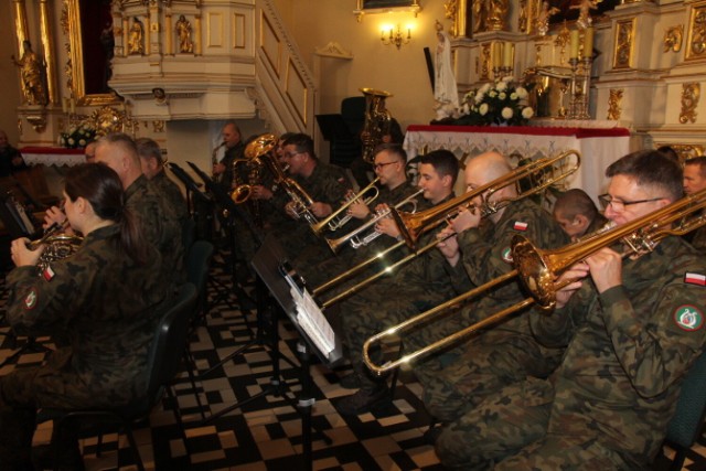 Koncert w wykonaniu wojskowej orkiestry dętej z Torunia pod batutą sierż. Kamila Lewandowskiego