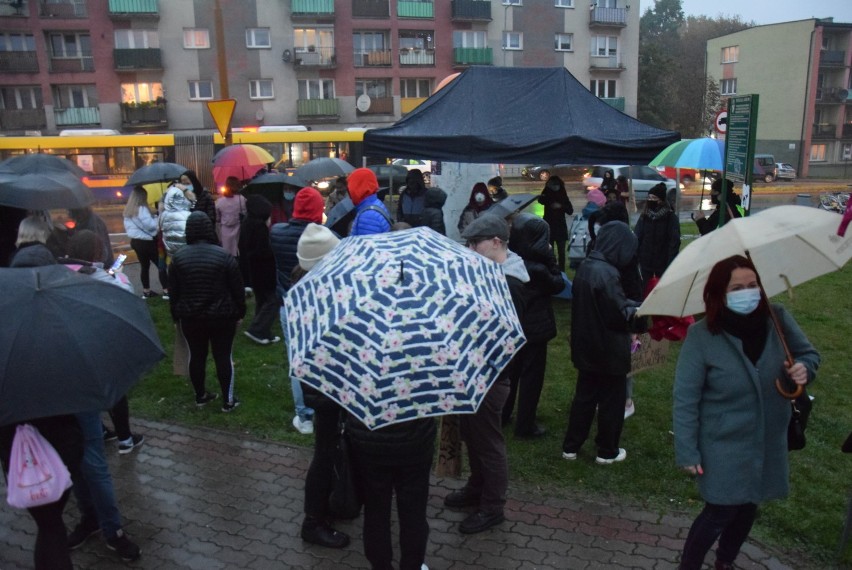 Strajk Kobiet w Kaliszu. Protest w deszczu pod pomnikiem...